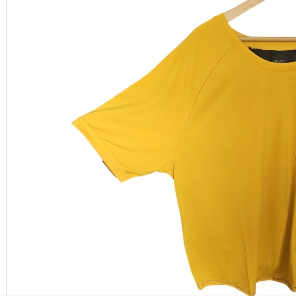 Hufflepuff Hogwarts Tie Back Athletic Tee Sz 2x Yellow Black Split Color NWT - Picture 5 of 16
